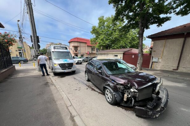 foto video accident pe strada nicolae iorga un ford ar fi lovit un microbuz ct bus 683041863d2bc