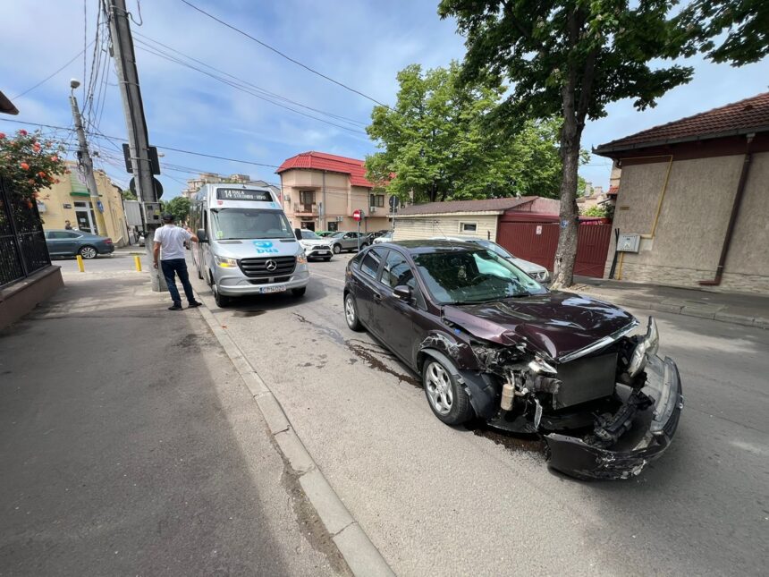 foto video accident pe strada nicolae iorga un ford ar fi lovit un microbuz ct bus 683041863d2bc