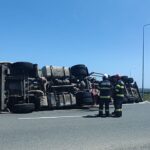 foto video alerta in 23 august o cisterna incarcata cu bitum s a rasturnat in sensul giratoriu de la intrare in localitate 68305692e7748
