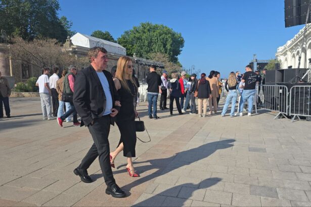 foto video gheorghe hagi si a lansat autobiografia vizuala drumul meu la cazinoul din constanta in prezenta familiei si a autoritatilor locale 68308ed3d3442