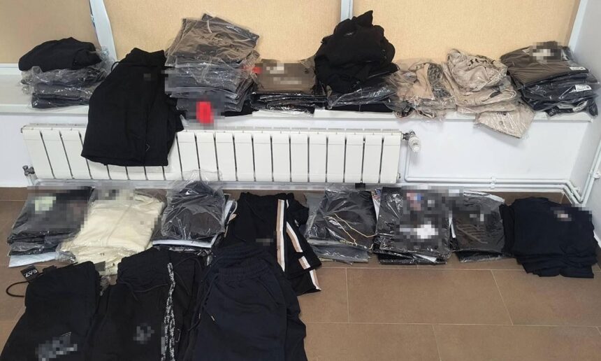 Haine de firmă fără acte, găsite de polițiștii de frontieră la Mangalia într-un autocar venit din Turcia 1 haine de firma fara acte descoperite de politistii de frontiera la mangalia intr un autocar care venea din turcia 682d9e8be7031