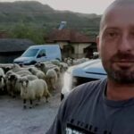 imagini cu casa lui cheloo din breaza s a mutat la tara si nu se fereste de treburile gospodaresti 683440038bbfd