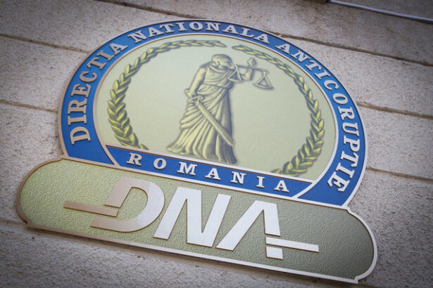 inspector din cadrul directiei generale antifrauda a anaf si un administrator de firma retinuti in dosarul in care dna suspecteaza favorizarea unor operatori de transport care activeaza in domeniul r 6830532c8b12d