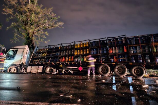 la un pas de tragedie accident intre un autocamion cu butelii si un autoturism doua victime 68283fe251ab0