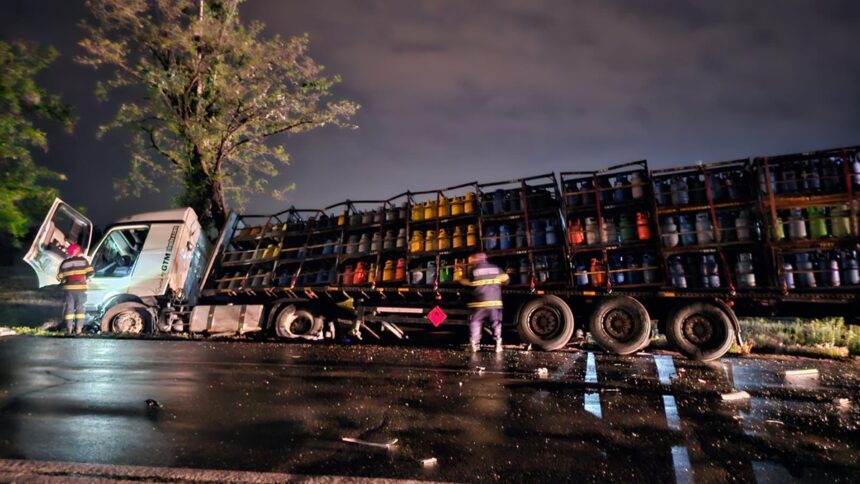 la un pas de tragedie accident intre un autocamion cu butelii si un autoturism doua victime 68283fe251ab0