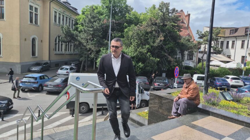 Dorinel Colgiu, directorul Goldterm Mangalia, a fost eliberat din arestul la domiciliu, dar nu are voie să părăsească țara. Iată ce obligații mai are. 1 minuta dorinel colgiu directorul goldterm mangalia a scapat de arestul la domiciliu nu are voie sa paraseasca tara iata ce obligatii mai are 6836d90f7afe3