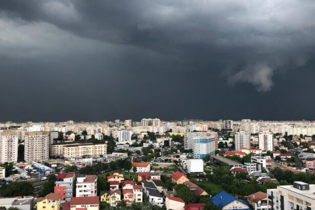 news alert cod portocaliu de furtuna in bucuresti pana la 2015 a fost emis mesaj ro alert furtuna a doborat deja un copac si a inundat strazi 6839e11057237