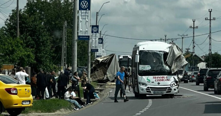Alertă de știri: Plan roșu de intervenție activat în județul Iași după un accident la Lețcani, în care au fost implicate un autocamion și un autocar cu 20 de pasageri. 1 news alert plan rosu de interventie activat in judetul iasi un autocamion si un autocar cu 20 de pasageri implicate intr un accident la letcani 68305f89730c6