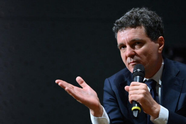 nicusor dan in fata studentilor in multe locuri statul este de la neglijent pana la capturat e nevoie de presiunea societatii 6831a0dbf077e