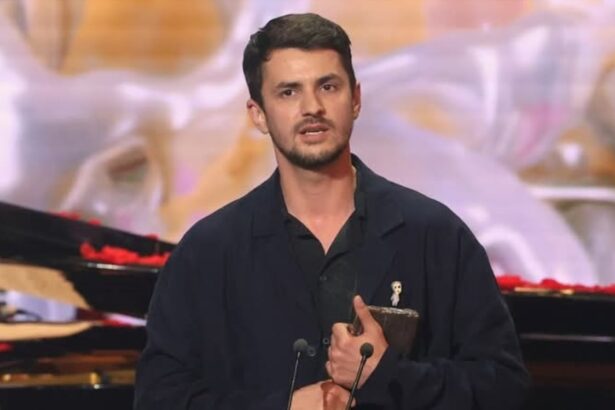 premiul castigat de vlad udrescu protagonistul serialului ana mi ai fost scrisa in adn primele declaratii pe scena ma simt liber si implinit 6835bad0134b5