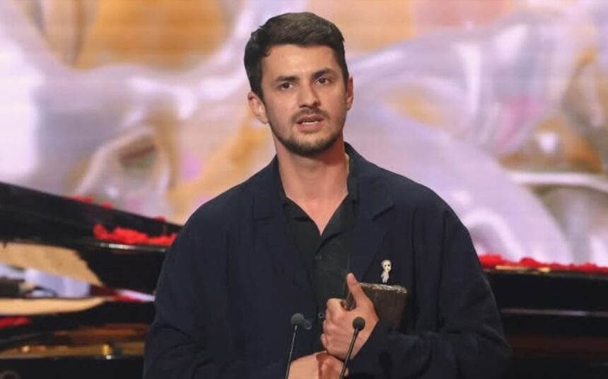 Premiul câștigat de Vlad Udrescu, protagonistul serialului „Ana, Mi-ai fost scrisă în ADN”: Primele declarații ale acestuia despre experiența sa pe scenă. 1 premiul castigat de vlad udrescu protagonistul serialului ana mi ai fost scrisa in adn primele declaratii pe scena ma simt liber si implinit 6835bad0134b5