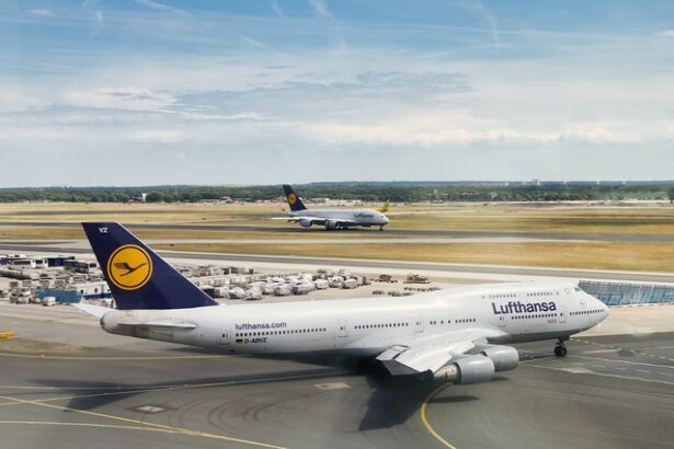 principalul investitor al lufthansa cere conducerii o atitudine mai ferma fata de sindicate 682ad8625ae36