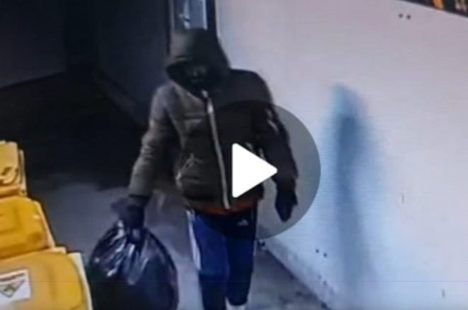 Recidivistul din Costinești cu sacul plin: a furat sucuri și o motocoasă, apoi a acuzat o țigară dubioasă 1 recidivistul cu sacul plin din costinesti a furat sucuri si o motocoasa apoi a dat vina pe o tigara dubioasa 682ba3fc83e6a