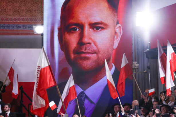 scheletele din dulapul lui karol nawrocki nu ii afecteaza candidatura la presedintia poloniei ba chiar l ar putea ajuta sa castige 6839c43b54e36