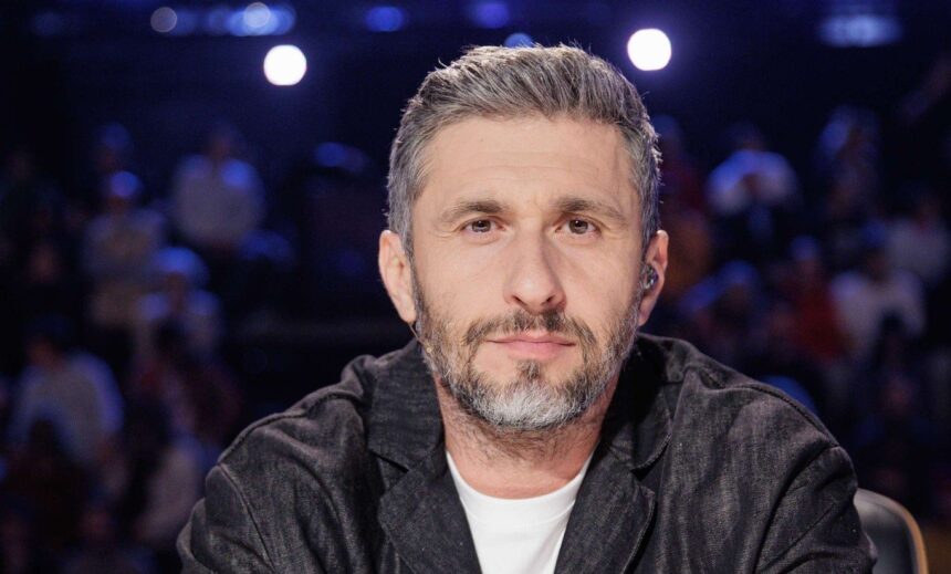 Sofia, fiica lui Dragoș Bucur și a Danei Nălbaru, nu locuiește cu părinții ei la țară și îi vizitează ocazional. 1 sofia fiica lui dragos bucur si a danei nalbaru nu locuieste cu parintii ei la tara vine din cand in cand 682d813ec17dc