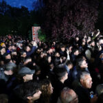 Sute de oameni au ieșit în centrul Capitalei pentru a sărbători victoria lui Nicușor Dan la alegerile prezidențiale. 2 sute de oameni au iesit in centrul capitalei pentru a sarbatori victoria lui nicusor dan la alegerile prezidentiale 682a4315daf82