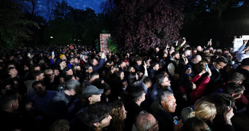 Sute de oameni au ieșit în centrul Capitalei pentru a sărbători victoria lui Nicușor Dan la alegerile prezidențiale. 1 sute de oameni au iesit in centrul capitalei pentru a sarbatori victoria lui nicusor dan la alegerile prezidentiale 682a4315daf82