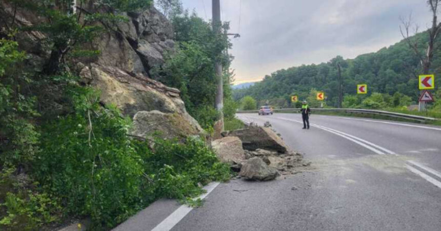Trafic rutier afectat pe Valea Oltului (DN7) în zona Călineşti din cauza căderii unor pietre pe carosabil 1 trafic rutier afectat pe valea oltului dn7 in zona calinesti din cauza unor pietre cazute pe carosabil 68361285d6037