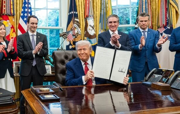 trump semneaza patru decrete prin care vrea o renastere in mars fortat a domeniului nuclear civil 68317a516ca3d