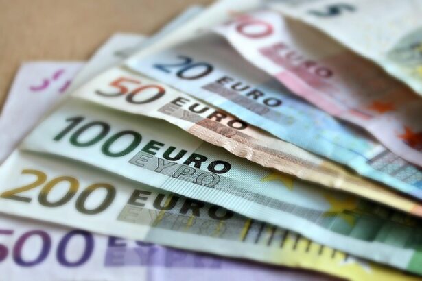 ultima ora comisia europeana suspenda din banii romaniei pentru ca nu au fost schimbati sefii companiilor din energie agentiei de monitorizare a companiilor de stat si nu au fost reformate pensiile s 68397f8d0fbd4