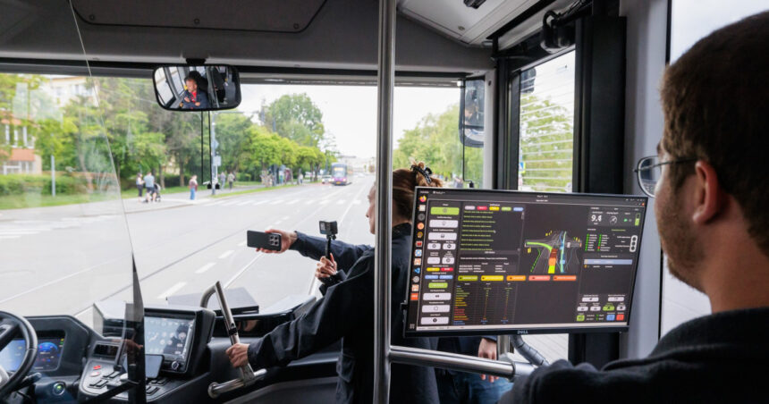 Un autobuz electric autonom a fost testat în premieră la Cluj-Napoca. „Viitorul circulă în oraș fără șofer, dar cu viziune” 1 un autobuz electric fara sofer a fost testat in premiera la cluj napoca viitorul circula in oras fara sofer dar cu viziune 68309ed1dad62