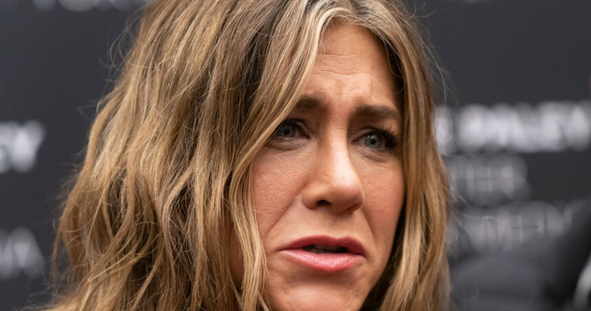 Un bărbat a fost arestat după ce a intrat cu maşina în poarta casei actriţei Jennifer Aniston din Los Angeles. 1 un barbat a fost arestat dupa ce a intrat cu masina in poarta casei actritei jennifer aniston din los angeles 68235ba16182a