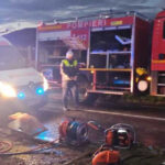 un tanar de 19 ani a murit si doua persoane au fost ranite dupa ce masina in care se aflau a lovit un vehicul parcat si un stalp 6838c71c71f9d