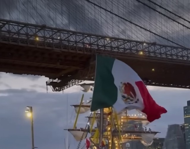22 de persoane au fost rănite, după ce o navă de antrenament a Marinei mexicane a lovit podul Brooklyn din New York 1 video 22 de persoane au fost ranite dupa ce o nava de antrenament a marinei mexicane a lovit podul brooklyn din new york 68296e5744722