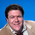 Actorul George Wendt, cunoscut mai ales pentru rolul lui Norm din serialul „Cheers”, a decedat la vârsta de 76 de ani. 3 video actorul george wendt cunoscut mai ales pentru rolul lui norm din serialul cheers a murit la varsta de 76 de ani 6830c2e91da1e