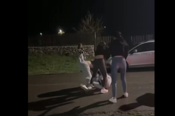 video bataie cu pumni si picioare intre mai multe fete in plina strada la ion corvin o tanara a fost pusa la pamant si lovita din toate partile 682b766258aa3