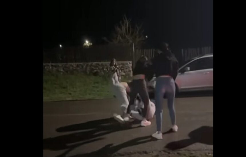 Bătaie între mai multe fete, în plină stradă, la Ion Corvin. O tânără a fost pusă la pământ și lovită din toate părțile. 1 video bataie cu pumni si picioare intre mai multe fete in plina strada la ion corvin o tanara a fost pusa la pamant si lovita din toate partile 682b766258aa3