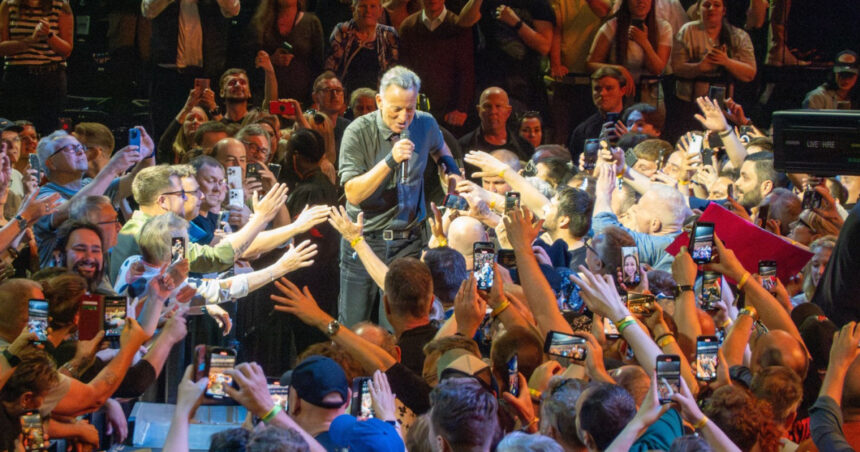Bruce Springsteen își reia atacurile la adresa președintelui SUA: „Corupt și incompetent”. Trump: „Ești o prună bătrână uscată” 1 video bruce springsteen si a reluat atacurile la adresa presedintelui sua corupt si incompetent trump esti o pruna batrana uscata 683a0472b5bda