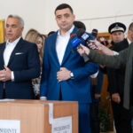 video calin georgescu si george simion impreuna la vot liderul aur am votat impotriva celor care ne desconsidera pe toti 6829772cb02ec