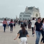video faleza cazinoului din constanta plina de vizitatori in ciuda vremii nefavorabile zilele orasului continua sa atraga multimile la malul marii 6831e7608c877