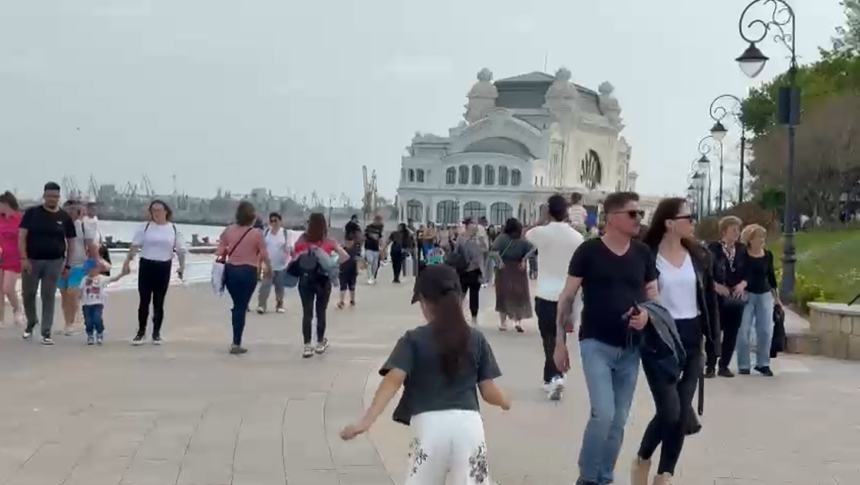 video faleza cazinoului din constanta plina de vizitatori in ciuda vremii nefavorabile zilele orasului continua sa atraga multimile la malul marii 6831e7608c877