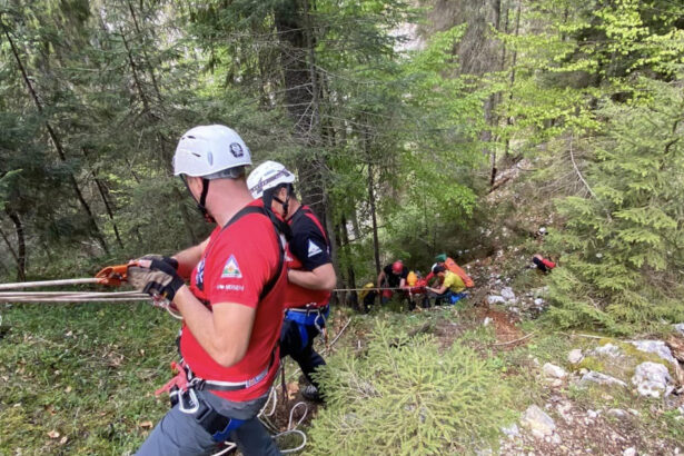 video misiune contracronometru in bihor si alba pentru salvarea unor turisti raniti pe munte unul dintre ei a intrat pe un traseu interzis 6820dae427a04