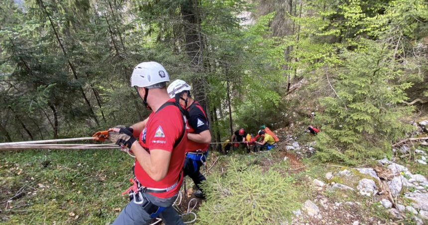 video misiune contracronometru in bihor si alba pentru salvarea unor turisti raniti pe munte unul dintre ei a intrat pe un traseu interzis 6820dae427a04
