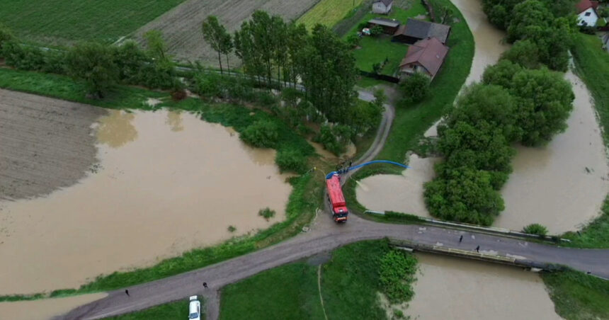 video ploile si vijeliile au facut ravagii sute de oameni evacuati in covasna case inundate in harghita a fost emis cod rosu de inundatii 683570cda90fe