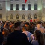 video sute de cetateni sunt in centrul capitalei pentru a sarbatori victoria lui nicusor dan 682a3da5bdafd