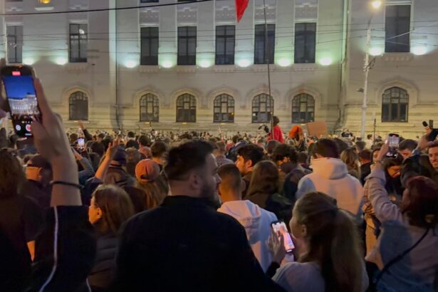 video sute de cetateni sunt in centrul capitalei pentru a sarbatori victoria lui nicusor dan 682a3da5bdafd