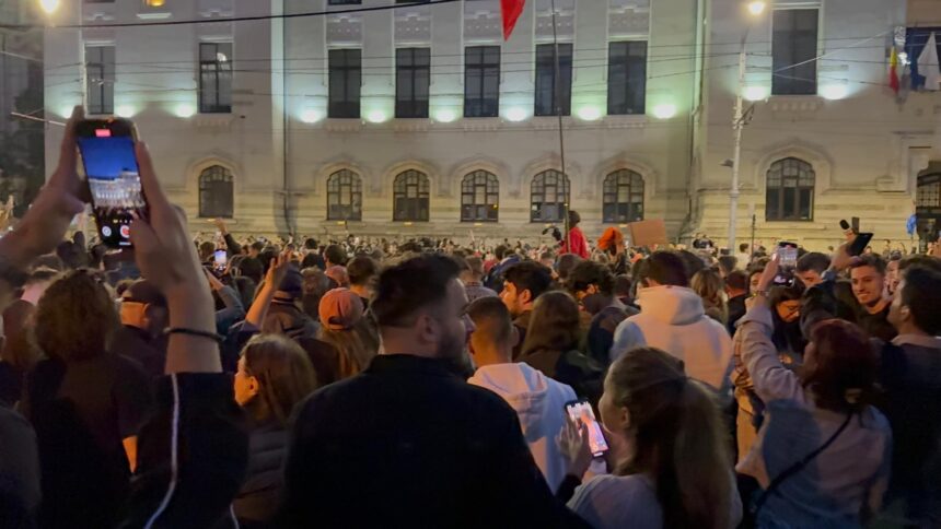 Sute de cetățeni sunt în centrul Capitalei pentru a sărbători victoria lui Nicuşor Dan 1 video sute de cetateni sunt in centrul capitalei pentru a sarbatori victoria lui nicusor dan 682a3da5bdafd