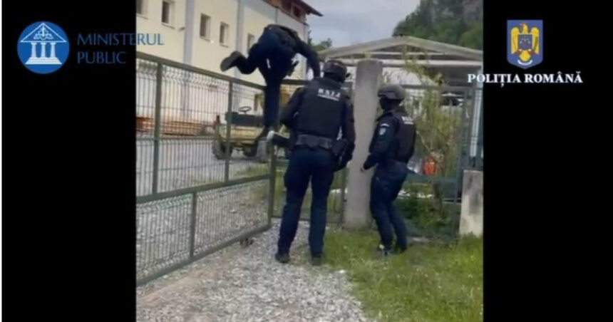 Zeci de percheziții în Maramureș în dosare de contrabandă, braconaj, uz de armă fără drept și purtare abuzivă 1 video zeci de perchezitii in maramures in dosare de contrabanda braconaj uz de arma fara drept purtare abuziva 682edcd66cc6f
