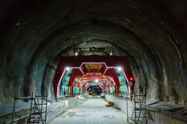 videofoto austriecii de la porr au adus 500 muncitori la primul tunel forat construit pe o autostrada din romania dupa ce au deschis o noua luminita de la capatul tunelului 683041809eec7