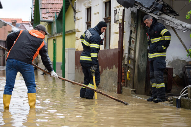 videofoto ploile si viiturile fac ravagii in tara sute de oameni evacuati case si drumuri inundate codul rosu de inundatii ramane in vigoare 68380cc8c03cf