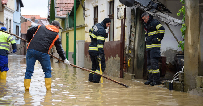 videofoto ploile si viiturile fac ravagii in tara sute de oameni evacuati case si drumuri inundate codul rosu de inundatii ramane in vigoare 68380cc8c03cf