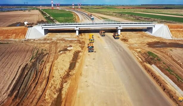 videofoto umbrarescu cu muncitori 24 ore din 24 pe autostrada ford ridica grinzile cand va fi deschis un nou tronson 6835a3ad42fdd