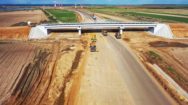 videofoto umbrarescu cu muncitori 24 ore din 24 pe autostrada ford ridica grinzile cand va fi deschis un nou tronson 6835a3ad42fdd