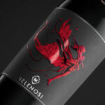Vinul zilei: cupaj roșu de Cabernet Sauvignon, Merlot și Syrah, cu arome de cireșe amare, ciocolată cu lapte și căpșune, apreciat cu 99 puncte de Luca Maroni. 3 vinul zilei un cupaj rosu de cabernet sauvignon merlot si syrah cu arome de cirese amare ciocolata cu lapte si capsune un vin placut prietenos si cald cotat cu 99 puncte luca maroni 6830103e3b1ad