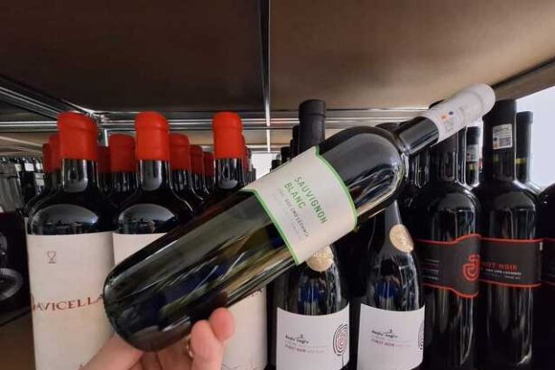 vinul zilei un sauvignon blanc care salveaza orice seara din timpul saptamanii un vin versatil proaspat si crocant savuros alaturi de peste fructe de mare carne alba sau branzeturi 682d6d55922c8