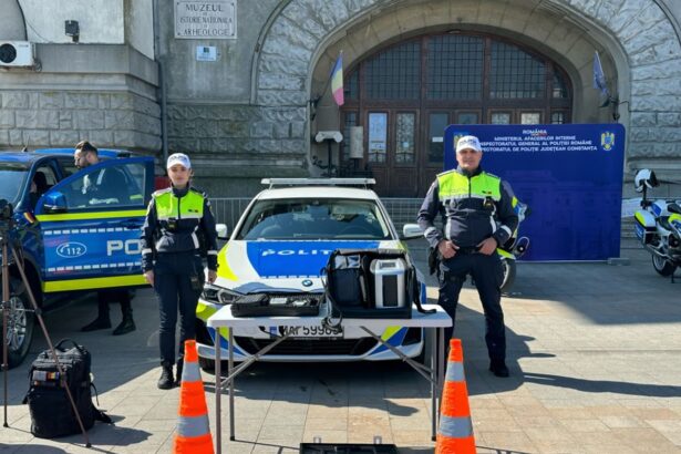 zeci de politisti pompieri si jandarmi din constanta prezenti in piata ovidiu de 1 iunie pentru un eveniment special dedicat celor mici 683862c9977dc